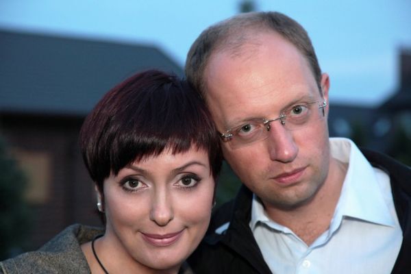 Одно из немногих искренних фото Арсения Яценюка со своей женой Терезией. Пара может похвастаться своими 17 годами совместной жизни 