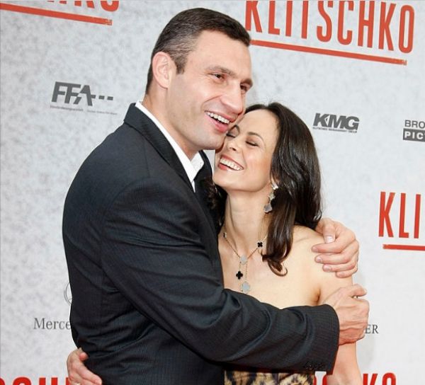 Виталий Кличко улыбается часто, но только со своей женой Наталией его улыбка приобретает немного другой характер. Пара живет вместе уже 21 год 