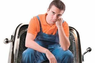 Кто заставит работодателя вернуть деньги?