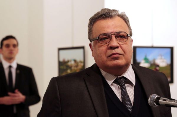 Мы бы назвали это фото «За момент до...». На изображении видно, что русский посол в Турции спокойно стоит, не подозревая, что сзади него стоит тот, кто вот-вот его убьет. Первое место среди фотоисторий в категории «Фото с места событий»
