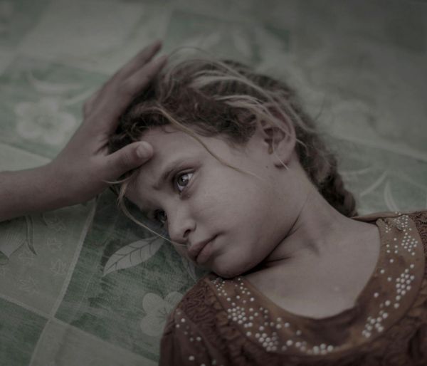 Фотограф, который сделал этот снимок очень талантлив потому, что передал через взгляд 5-летней девочки ее же слова о том, что она ни о чем больше не мечтает и ничего не боится. Фото, сделанное недалеко от Мосула, в лагере для сирийских беженцев, заняло первое место в категории «Люди»