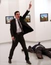 Победителем всего фотоконкурса от World Press Photo стало изображение убийцы, который только что застрелил русского посла в Турции.