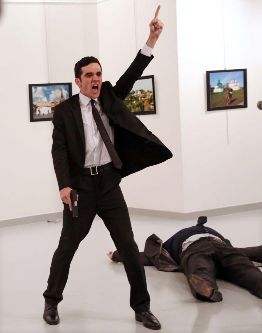 Победителем всего фотоконкурса от World Press Photo стало изображение убийцы, который только что застрелил русского посла в Турции.