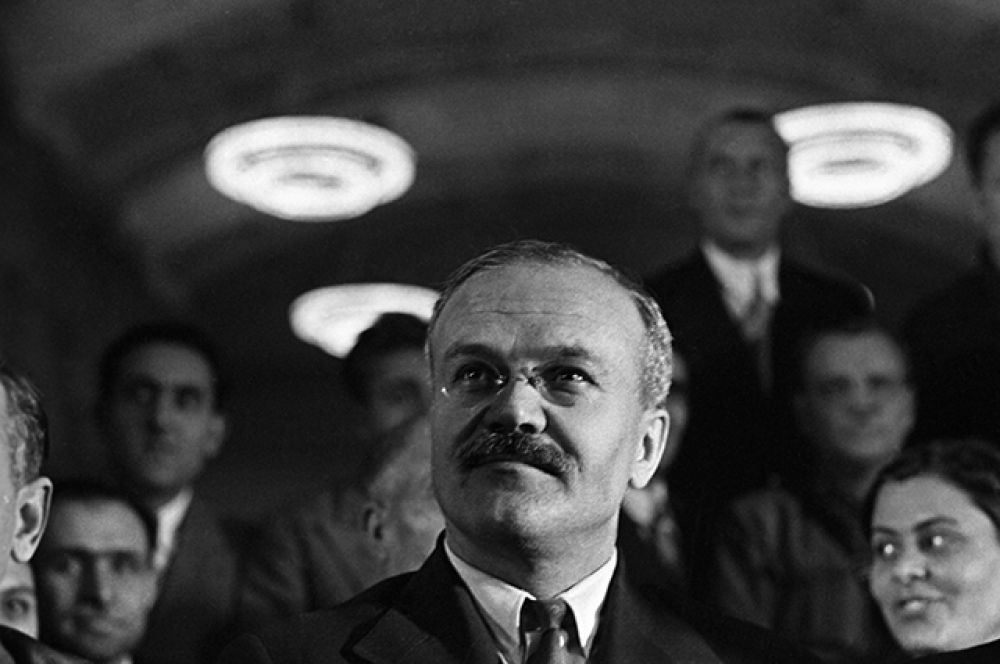 Вячеслав Молотов (1946-1949, 1953-1956 годы). С его именем связаны все международные конференции глав правительств и государств, которые заложили основы послевоенного мирного урегулирования. Молотов возглавлял советские делегации на большинстве сессий Совета министров иностранных дел — СССР, США, Великобритании, Франции и Китая, на Парижской мирной конференции 1946 года. Он участвовал в конференции в Сан-Франциско, на которой создавалась Организация Объединённых Наций. После смерти Сталина Молотов поддержал курс на ослабление международной напряженности.
