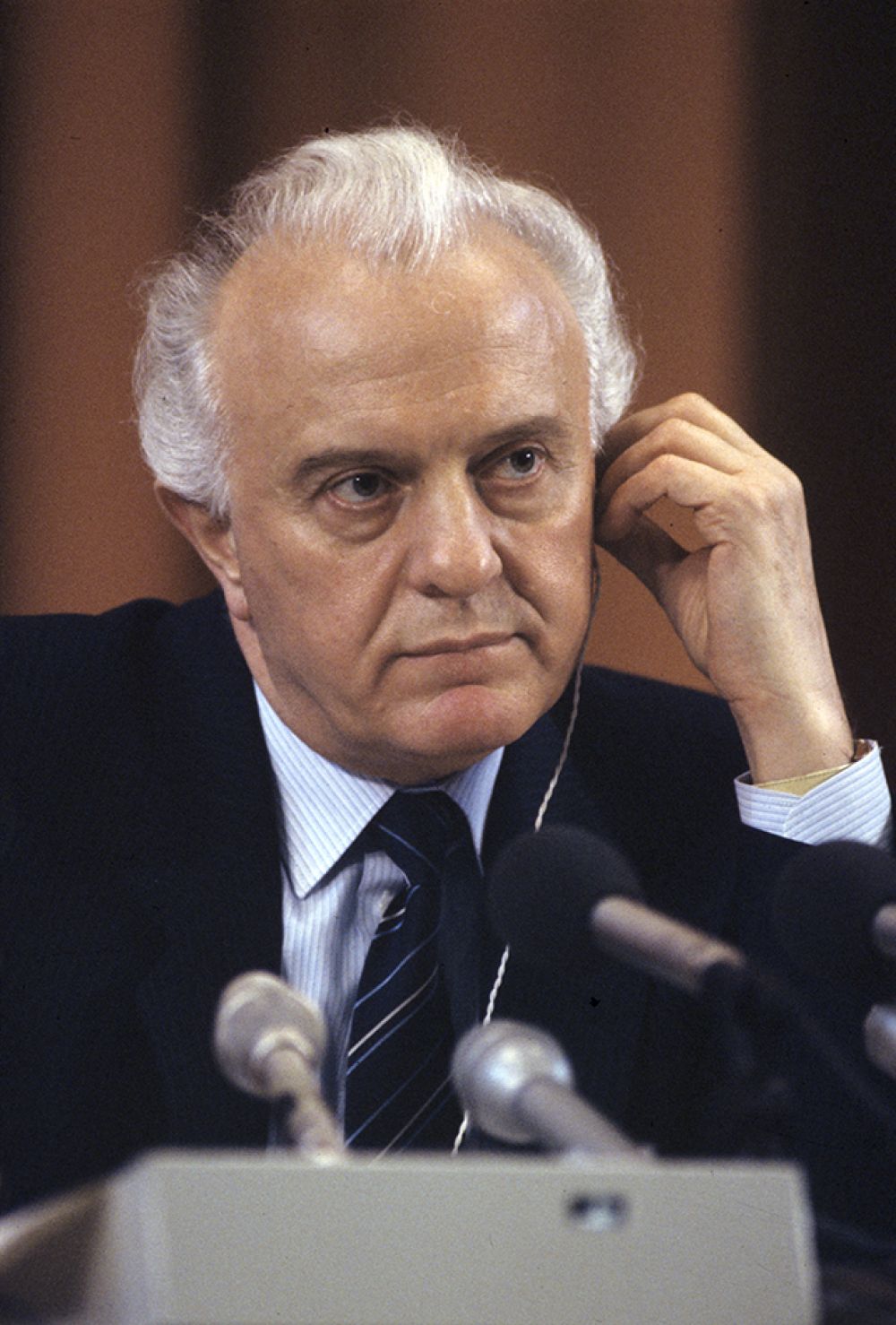 Эдуард Шеварнадзе (1985-1990 годы). Он сыграл значительную роль в улучшении отношений СССР с западным миром, приведшем в итоге к прекращению Холодной войны, за что завоевал большую популярность на Западе наравне с Горбачевым. В январе 1986 года, в ходе визита в Пхеньян, Шеварднадзе подписал Договор между СССР и КНДР о разграничении экономической зоны и континентального шельфа, а также Договор о взаимных поездках граждан СССР и КНДР.