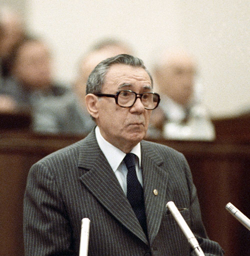 Андрей Громыко (1957-1985 годы). На протяжении 28 лет Громыко бессменно оставался министром иностранных дел СССР. На этом посту он внёс вклад и в процесс переговоров по контролю над гонкой вооружений. При нём было подписано немало соглашений по вопросам использования атомной энергии — Договор 1963 года о запрещении ядерных испытаний в трёх средах, Договор 1968 года о нераспространении ядерного оружия, Договоры по ПРО 1972 года, ОСВ-1, а также Соглашение 1973 года о предотвращении ядерной войны. Громыко вёл наиболее сложные переговоры в США и ООН, в частности – с Кеннеди по Карибскому кризису.