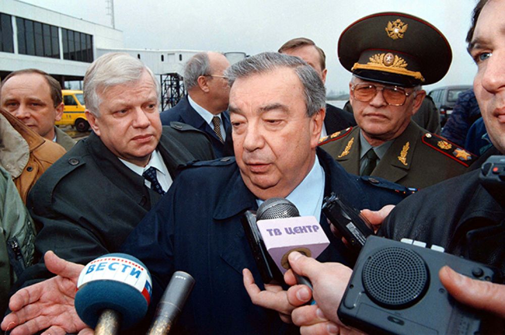 Евгений Примаков (1996-1998 годы). С именем Примакова связывается переход России к курсу на многовекторную внешнюю политику. Он выступал за продолжение развития отношений России со странами Европы и Северной Америки, сохраняя за Россией право проводить независимую внешнюю политику в Китае, Южной Азии и на Ближнем Востоке. Примаков первым предложил укрепить взаимное сотрудничество между Россией, Индией и Китаем, что стало основой для БРИКС.