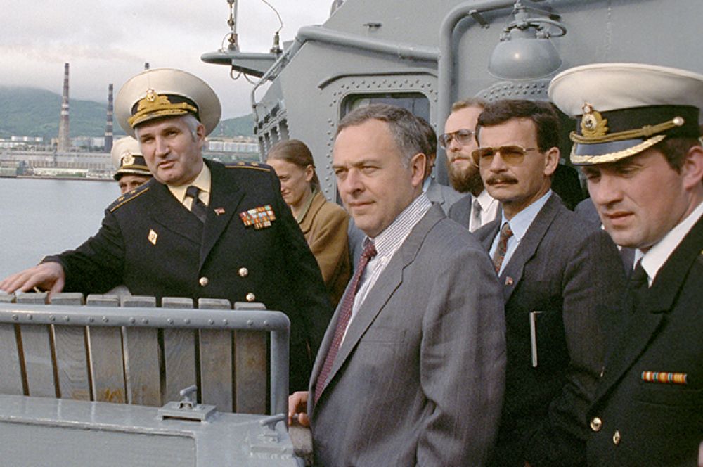 Андрей Козырев (1990-1996 годы). В декабре 1991 года участвовал в подготовке Беловежского соглашения о прекращении существования СССР и о создании СНГ. В сентябре 1993 года одобрил Указ Президента Ельцина № 1400 «О поэтапной конституционной реформе», в соответствии с которым были распущены Съезд народных депутатов и Верховный Совет России.