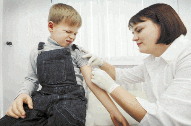 Детей без прививок не пускают в ярославские детские сады и школы.