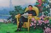 Согласно официальной биографии Ким Чен Ир родился в бревенчатой хижине в тайном партизанском лагере у пика Чансубон, возле самой высокой и почитаемой горы Северной Кореи — Пэктусан, и в этот момент на небе появились двойная радуга и яркая звезда. На фото: один из официальных портретов Ким Чен Ира.