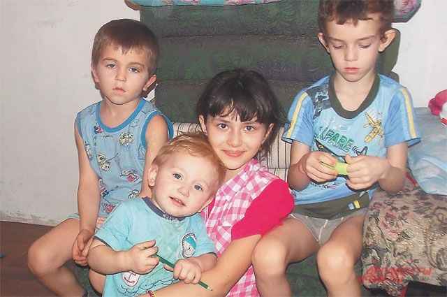 Юля с братьями - Сашей, Кириллом и Арсением. 