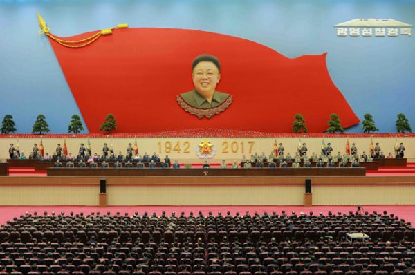 Северокорейский лидер Ким Чен Ын посетил мемориальный мавзолей «Кымсусан» в Пхеньяне, чтобы воздать должное покойному лидеру, 16 февраля 2017 год.