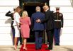 15 февраля. Президент США Дональд Трамп и первая леди Мелания Трамп приветствуют премьер-министра Израиля Биньямина Нетаньяху с супругой Сарой в Белом доме в Вашингтоне.
