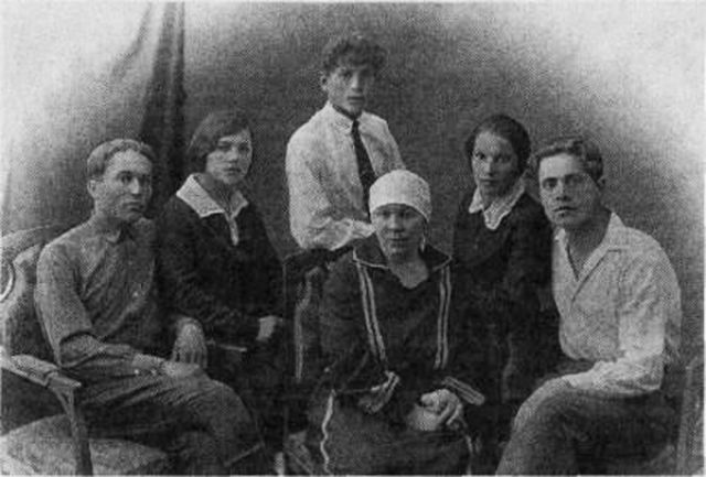 Пелагея Камишкерцева (в центре), Александр Чапаев (крайний слева), Аркадий Чапаев (стоит за Камишкерцевой), Клавдия Чапаева (справа от Камишкерцевой).