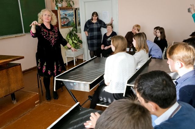 Ирина Трусова преподала школьникам урок вокала.