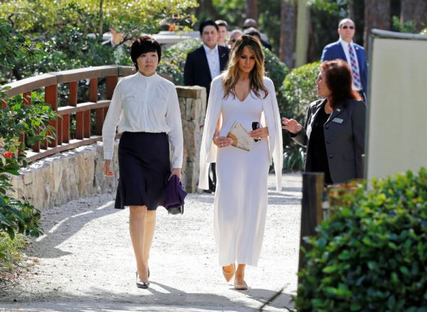 Первая леди США Меланья Трамп и супруга японского премьер-министра Акиэ Абэ в знаменитом своими японскими садами музее Мориками в Делрей-Бич во Флориде, 11 февраля 2017 года.