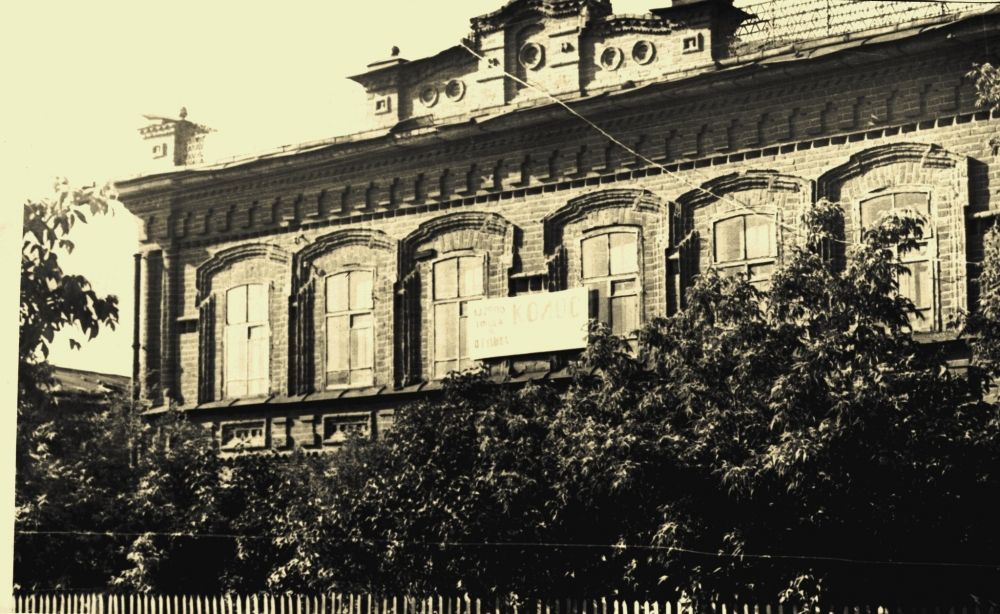 До 1917 года - дом купца Брагина, до 1969 года - райисполком, после - школа, интернат.