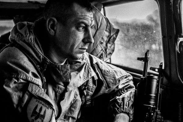 Очень качественное и реалистичное фото военного из Украины, который понимает, какое тяжелое боевое задание ему придется выполнить. Номинация - «В фокусе»