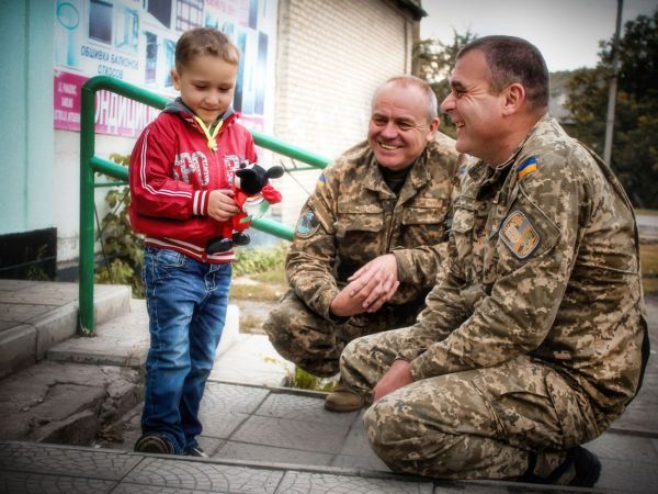 Также в этой номинации нам понравилось фото, на котором военные улыбаются, глядя на ребенка, которому, судя по всему, подарили игрушку