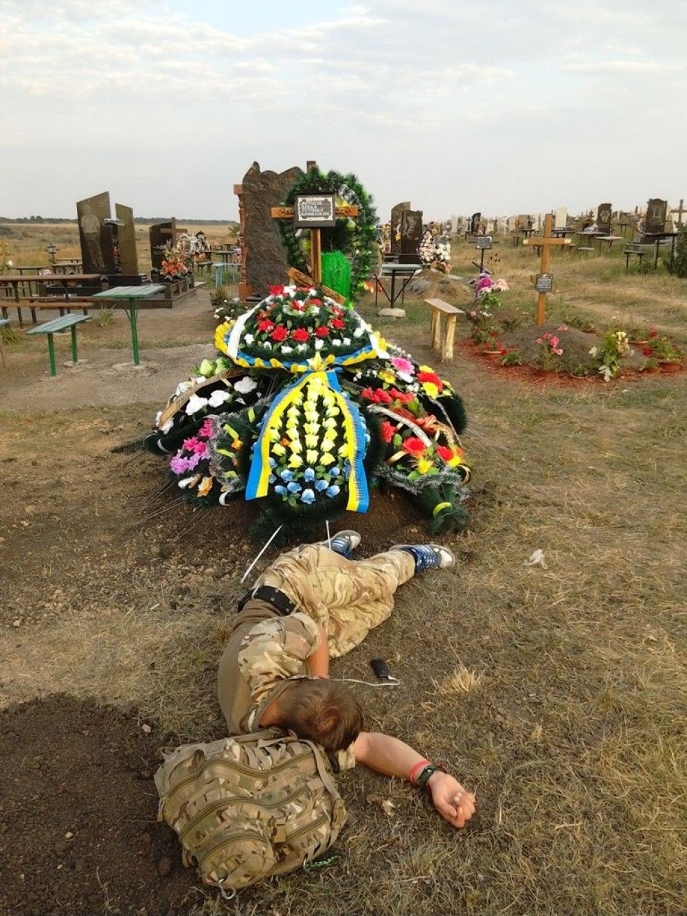 Сколько бы впечатляющих снимков мы не видели, но это фото самое тяжелое на восприятие. На нем видно, как боец не хочет прощаться со своим другом и просто лежит сверху, около его могилы. Пожалуй, это самое эмоциональное фото конкурса, которое заняло первое место среди всех категорий