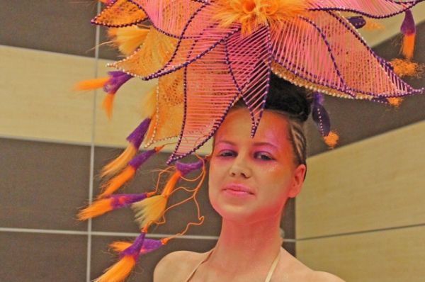 Центральным событием выставки «Шарм» стал полуфинал 23-го чемпионата России по парикмахерскому искусству, декоративной косметике и маникюру.