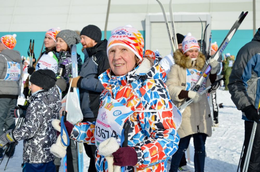 Пожилая женщина после финиша на "Лыжне России".