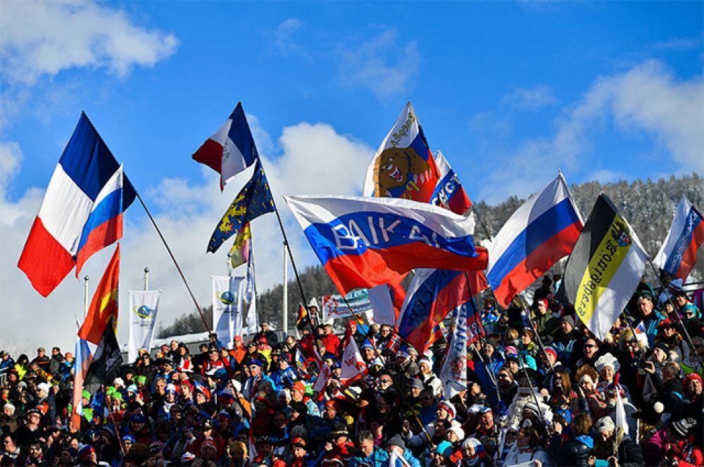 Зрители во время эстафеты среди мужчин на чемпионате мира по биатлону в австрийском Хохфильцене.