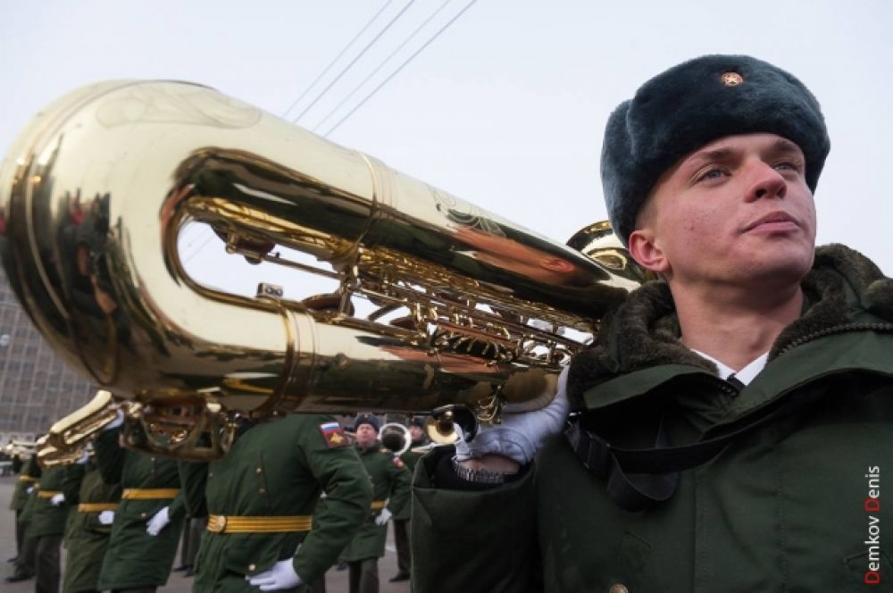 Участникам эстафеты огонь передали юнармейцы.