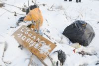 На видео автор ролика запечатлел кучи мусора, покрытые снегом. 