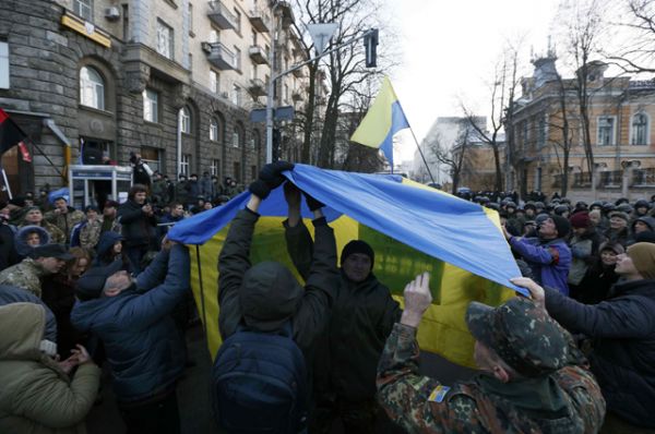По сообщению местного телевидения, несколько десятков членов Организации украинских националистов прошли по Институтской улице Киева в сторону Банковой улицы, где находится администрация президента. С собой у них были разобранные палатки.