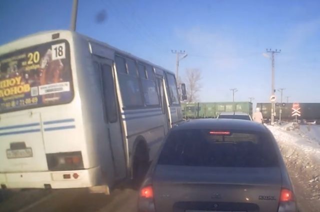 В Оренбурге водитель автобуса «ПАЗ» нарушил правила проезда ж/д переезда
