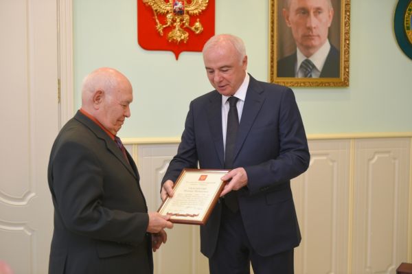 Вручение государственной награды главой республики Асланом Тхакушиновым. 2015 год.