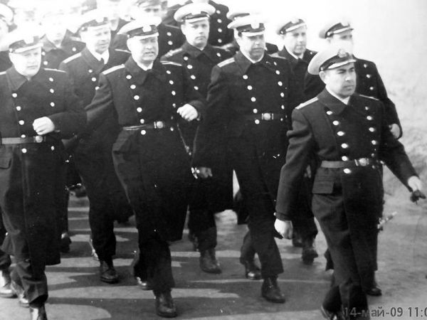 Командир 20-го дивизиона кораблей резерва капитан 2-го ранга Меджид Тхагапсов во главе строя. 1968 год.