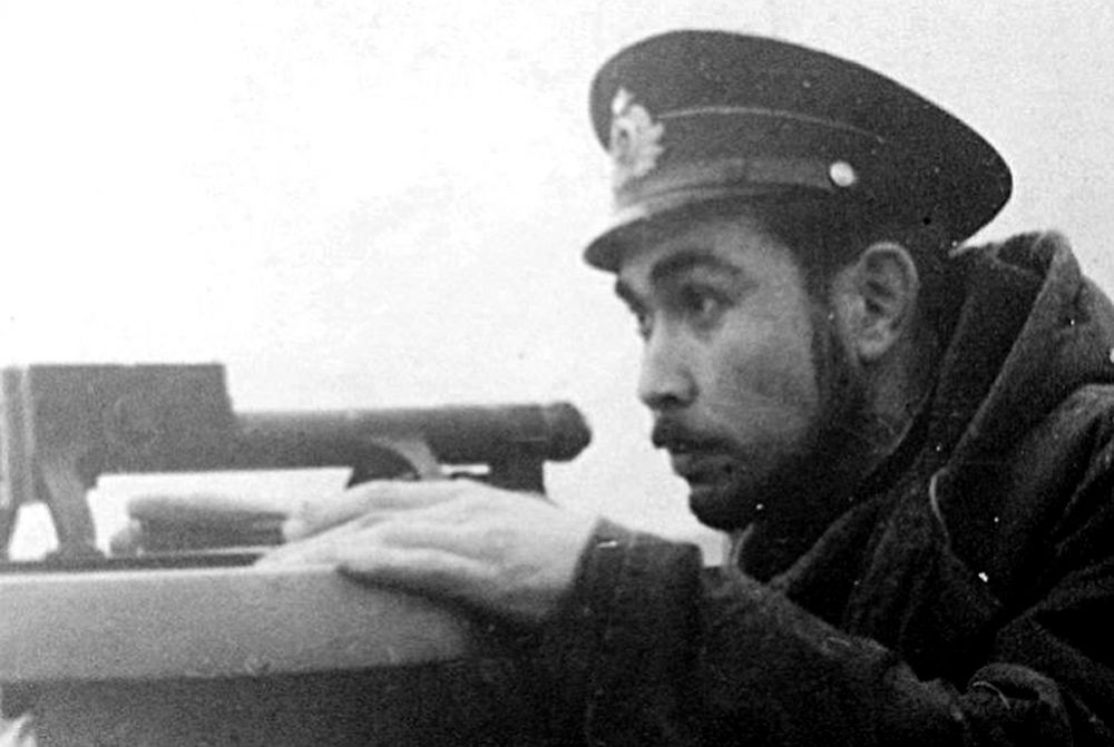 Старший лейтенант Меджид Тхагапсов в походе у пеленгатора. Северный флот, 1952 год.