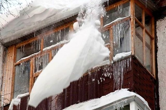 Теплая погода может спровоцирвоать сход снежных масс с крыш домов и образование сосулек. 
