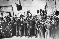 Участники Февральской революции на улицах Петрограда.