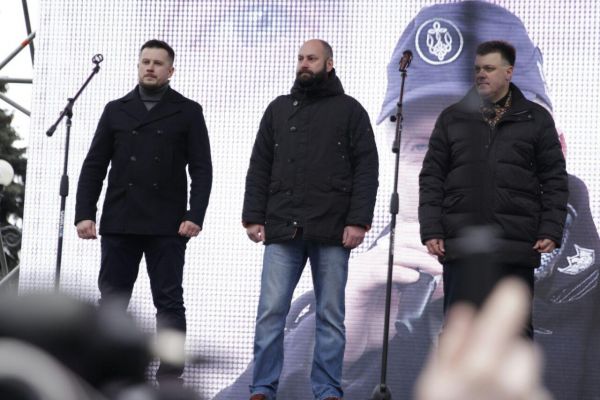 Один из лидеров Марша, Андрей Билецкий успел выступить в парламенте, после чего вернулся к людям на сцену и заявил об ультиматуме действующей власти