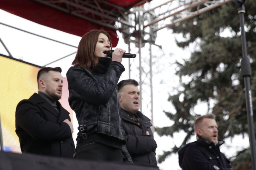Возле Верховной Рады на сцене, вместе с людьми спели гимн Украины Олег Тягнибок, Андрей Тарасенко и Андрей Билецкий