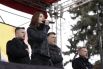 Возле Верховной Рады на сцене, вместе с людьми спели гимн Украины Олег Тягнибок, Андрей Тарасенко и Андрей Билецкий