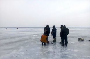 Сотрудники ГосЧС и рыбаки