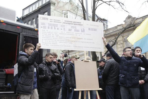 Некоторые активисты собирались вручить президенту Украины огромный билет до Липецка