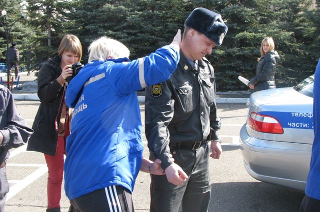 В Красноярске местная полиция обучает работников «скорой помощи» приёмам самообороны. Сначала пациента нужно обезвредить и только потом оказать первую медицинскую помощь.