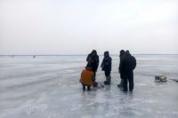 Сотрудники ГосЧС и рыбаки