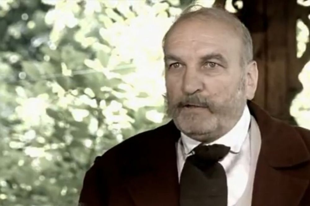 Алексей Петренко в роли генерала Иволгина в фильме «Идиот».Алексей Петренко в фильме «В августе 44-го».