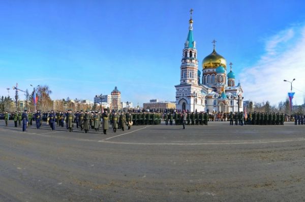 Парад состоялся на главной площади областного центра. 