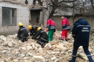 Спасатели разбирают завалы