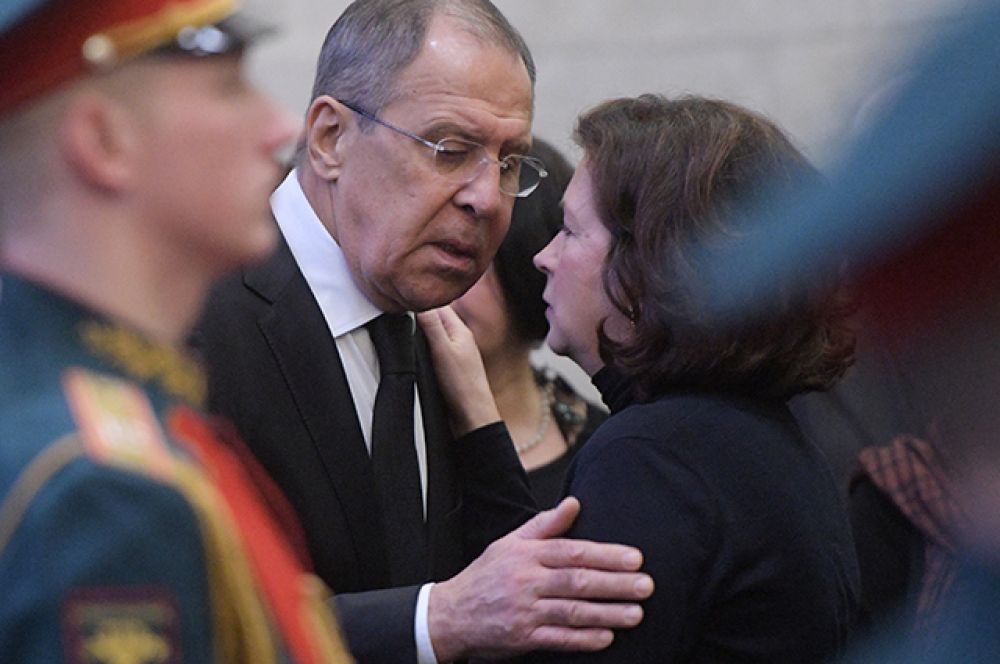 Министр иностранных дел РФ Сергей Лавров и вдова Виталия Чуркина Ирина.