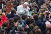 22 февраля. Папа Римский Франциск целует ребенка во время еженедельной аудиенции на площади Святого Петра в Ватикане.