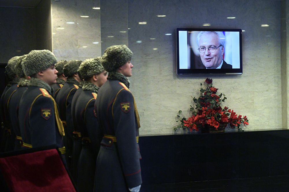 Возле гроба стоят солдаты роты почетного караула.