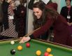 22 февраля. Кэтрин, герцогиня Кембридж, играет в бильярд во время своего визита в MIST, проект по охране психического здоровья детей и подростков.в Понтипул, Великобритания.